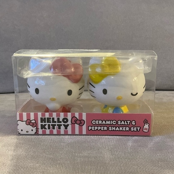 Hello Kitty salt and pepper shakers - Picture 2 of 13